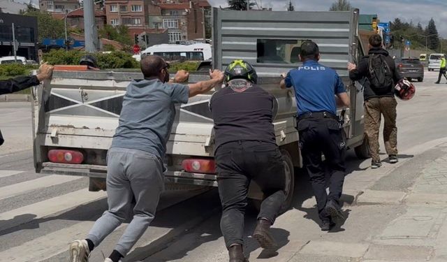 Eskişehir trafiğinde arızalandı, polis imdadına yetişti!