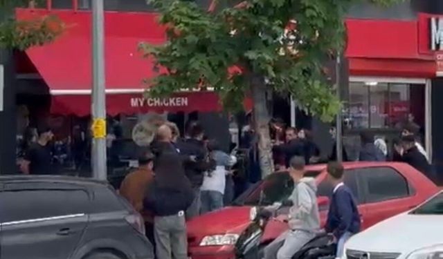 Eskişehir'de caddeyi karıştıran kavga: Yumruklar havada uçtu!