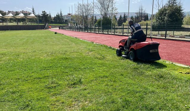 Söğüt’te park ve bahçelerde bakım çalışmaları sürüyor