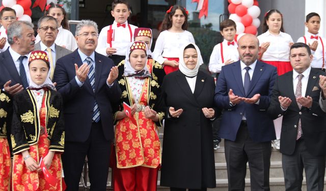 Eskişehir'de Doktor Mustafa Çamkoru Ortaokulu kapılarını açtı