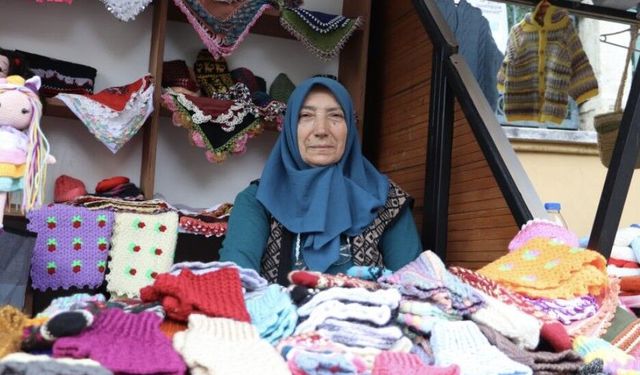 Hobisini mesleğe çevirdi: El emeği ürünlerle geçimini sağlıyor