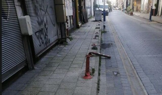 Eskişehir'de duyarsız sürücüler parçalanmadık duba bırakmadılar!
