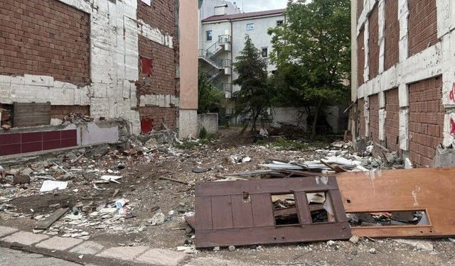 Eskişehir'de mahallede biriken inşaat atıkları endişe yarattı!