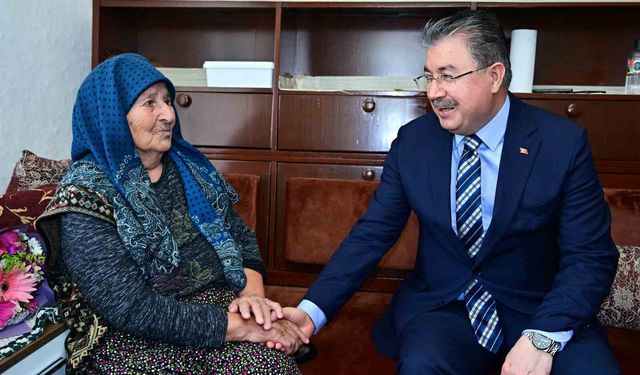 Eskişehir Valisi'nden Ayşe teyzeye anlamlı ziyaret