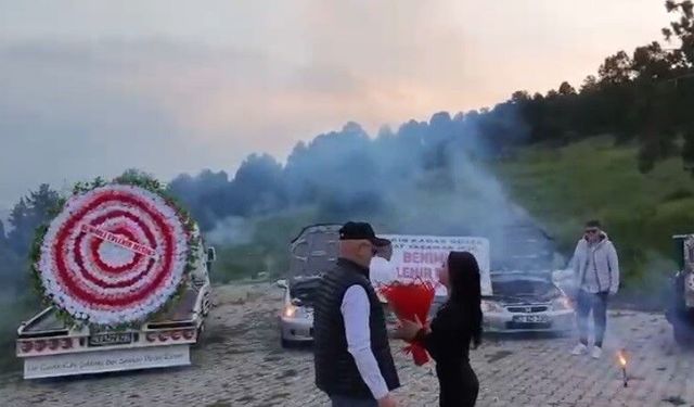 Evlilik teklifi için hazırlattığı dev çiçeği kurtarıcı ile taşıdı