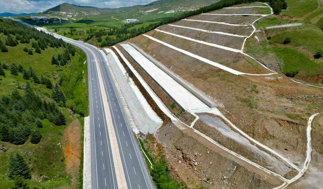 Karayolu kenarındaki istinat duvarının görüntüsü korkuttu!