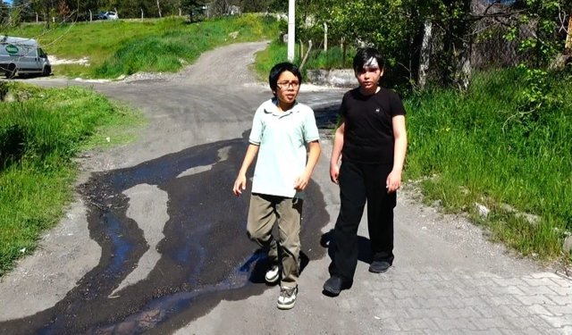 Köpeklerden kaçarken arkadaşını sırtında taşıdı
