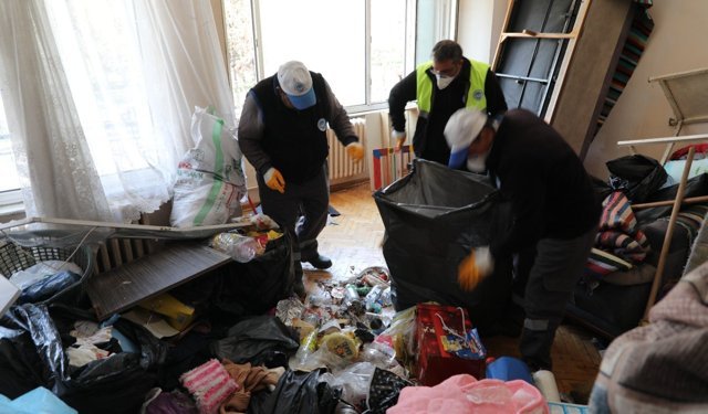 Eskişehir'de çöp ev kabusu: 5 kamyon eşya çıktı!