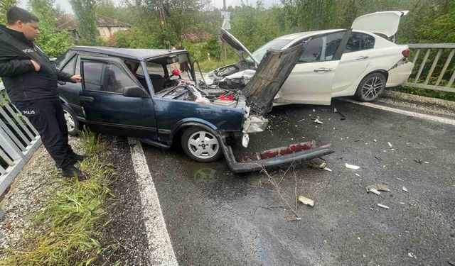 Otomobillerinin kafa kafaya çarpıştığı kazada 4 kişi yaralandı