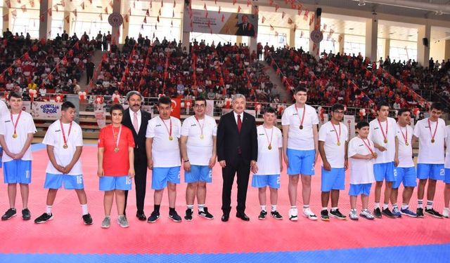 Özel sporcular alkış topladı