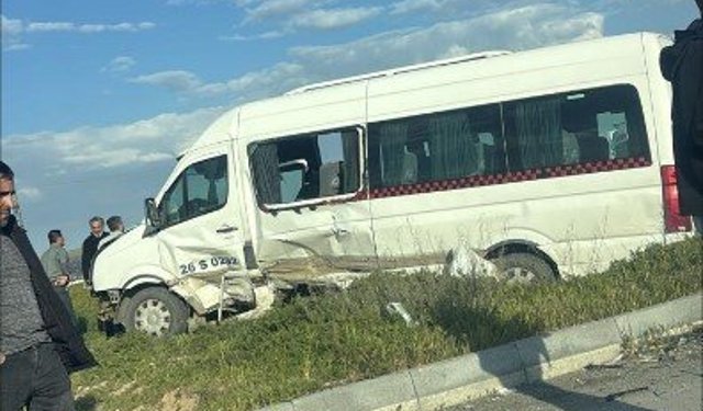 Alpu yolunda kaza: İşçi servisiyle otomobil çarpıştı!