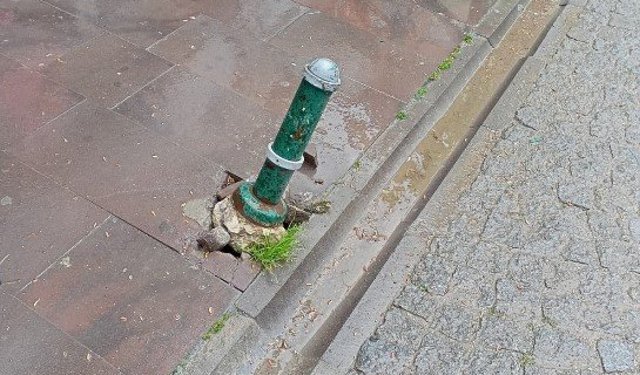 Eskişehir'de kırık duba kaldırımda kaldı