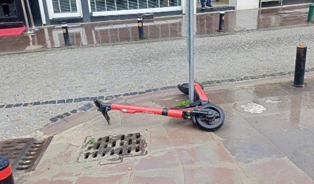 Eskişehir'de scooterlar kaldırımda gelişi güzel bırakılıyor