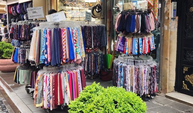 Eskişehir'de kaldırımlar esnafın sergi alanına dönüştü