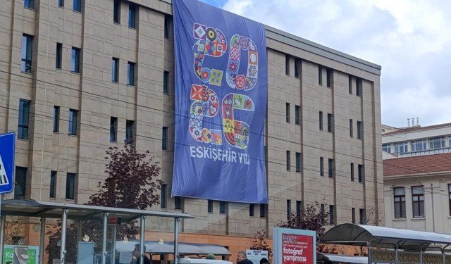 2026 Eskişehir Yılı logosu belediye binasında yerini aldı