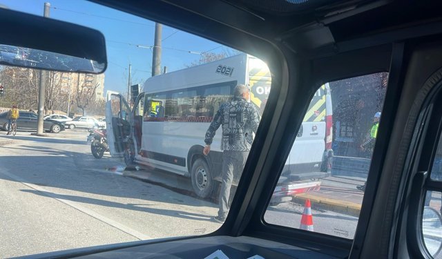 Eskişehir'de sabah saatlerinde kaza: Serviste direğe çarptı!