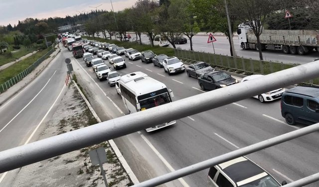 Çevreyolunda korkutan kaza: Trafik kilitlendi!