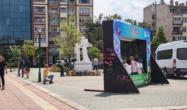 Eskişehir göbeğindeki pano vatandaşın ilgi odağı oldu!