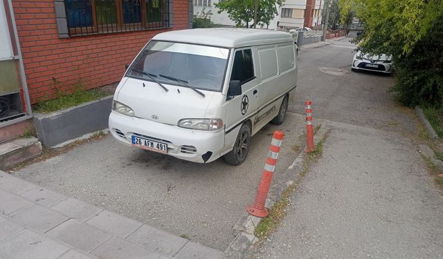 Eskişehir'de merdiven altına park eden araç dikkat çekti