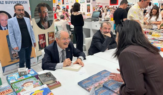 Yılmaz Büyükerşen kitap fuarında kitap imzaladı!