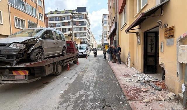 Eskişehir'de yayaların arasına daldı: Sürücü ortalığı savaş alanına çevirdi!