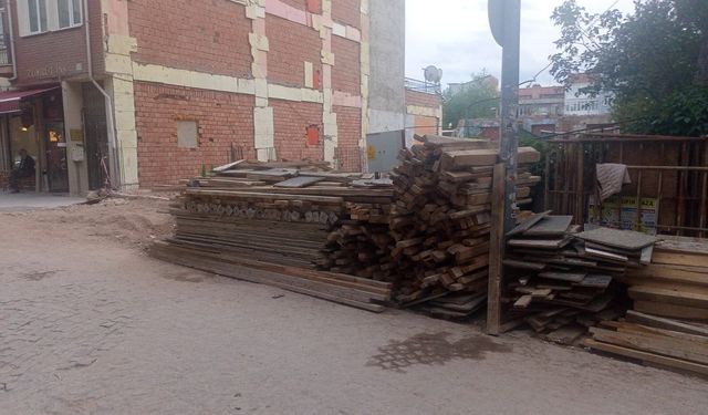 Eskişehir'de inşaat malzemeleri sokağa taştı