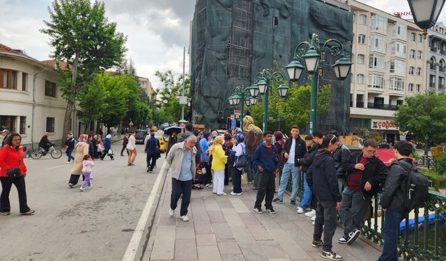 Eskişehir'de kapalı havaya rağmen turist akını!
