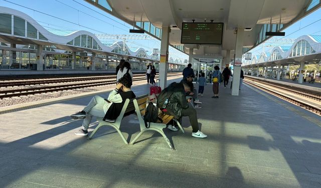 Eskişehir tren garında bayram yoğunluğu