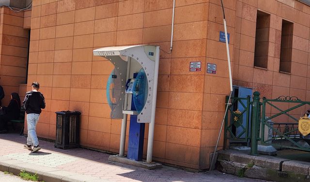 Sokaklardaki ankesörlü telefonlar nostaljiye dönüştü