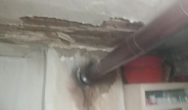 Eskişehir'de sağanak yağış sonrası evin çatısı kullanılmaz halde!