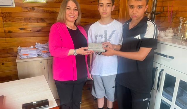 Eskişehir'de öğrenciler yerde buldukları cüzdanı muhtarlığa götürdüler