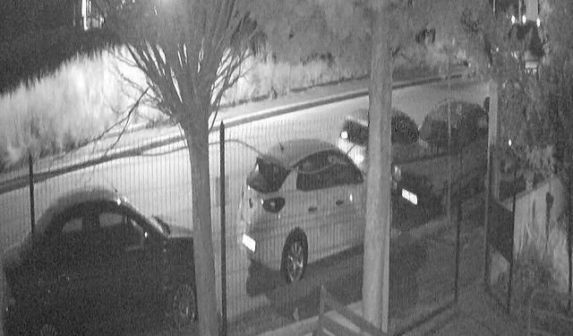 Eskişehir'de park halindeki araca çarpıp kaçtılar: O anlar güvenlik kamerasında!