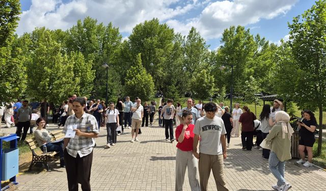 Eskişehir’de YKS heyecanı! Son saniyede yetişen de oldu, kapıda kalan da...