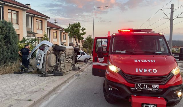 Eskişehir'deki kazada araç paramparça oldu: Genç sürücü yaralandı!