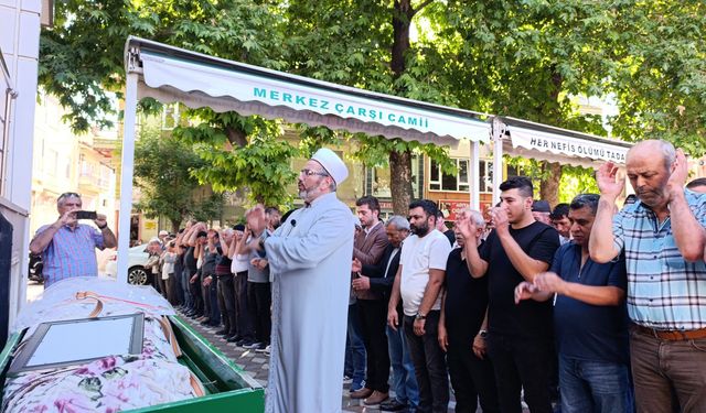 Park halindeki araçta ölü bulunan genç kız Afyon'da toprağa verildi!