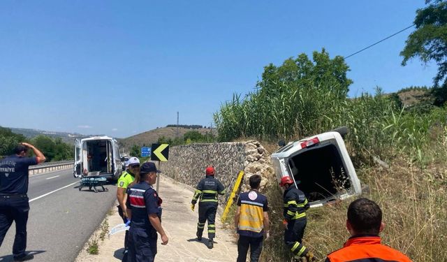 Bilecik'te feci kaza: Araçta sıkışan sürücü kurtarıldı