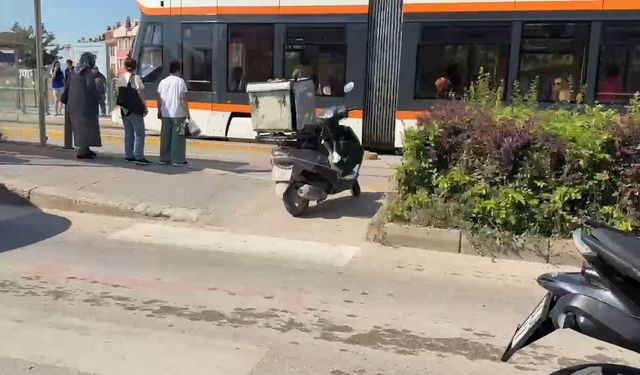 Eskişehir'de yaya geçidinde durunca arkadan çarptılar!