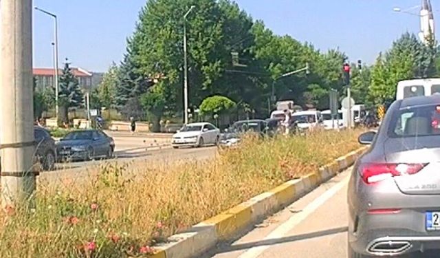 Eskişehir'de yaya geçidinde ilginç kaza: Yaşlı kadın yürümeye devam etti