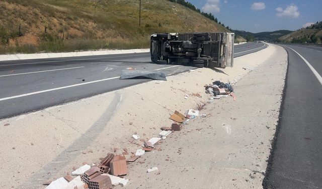Afyon'da tuğla yüklü kamyonet devrildi: 3 yaralı!