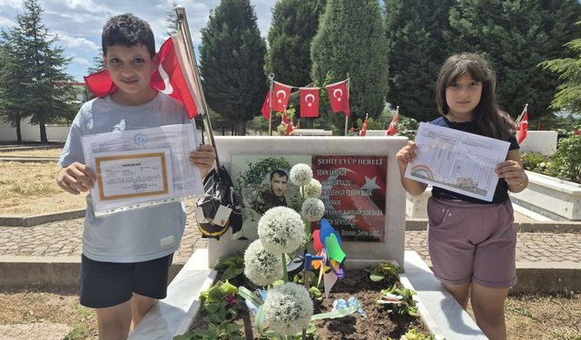Şehit babalarının karnelerini mezarına götürdüler