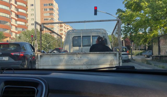 Eskişehir’de kamyonet kasasındaki seyahat pes dedirtti!