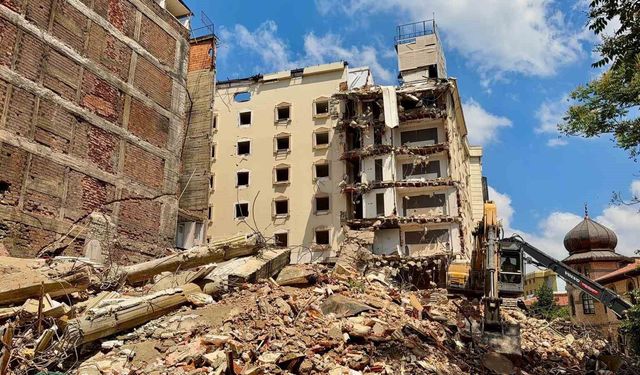 Afyon’da faciadan dönülen yıkım sonrası iş yerleri kapatıldı!