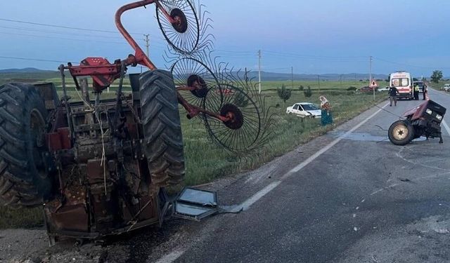 Otomobilin çarptığı traktör parçalandı: 3 yaralı