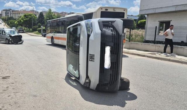 Vadişehir’de korkutan kaza: PTT aracı yan yattı