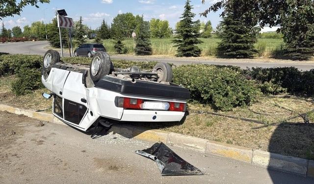 Eskişehir'de kontrolden çıkan araç refüjde ters döndü!