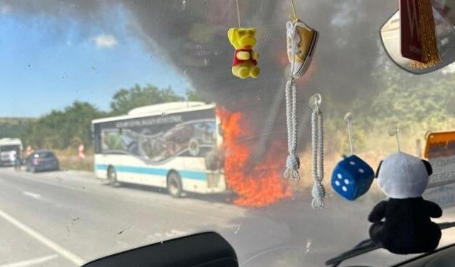 Eskişehir'de belediye otobüsü küle döndü, yol trafiğe kapatıldı!