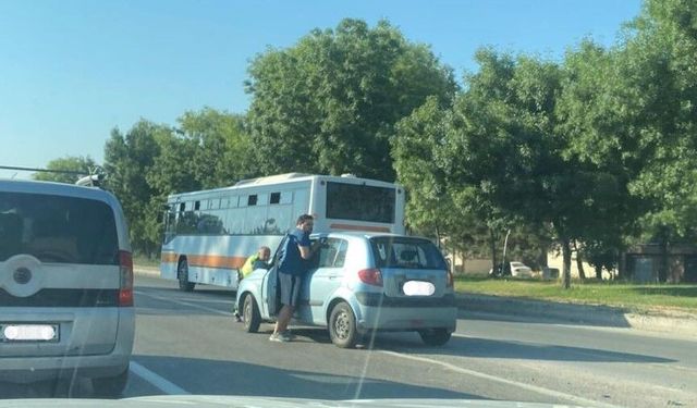 Eskişehir’de trafikte bozulan araca polis yardımı!