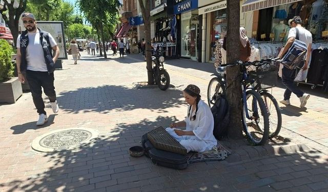 Sokak çalgıcısı Hamamyolu’na renk katıyor