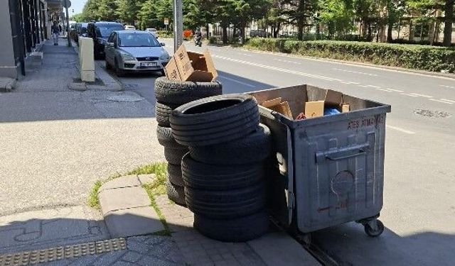 Eski lastikler kaldırıma bırakıldı