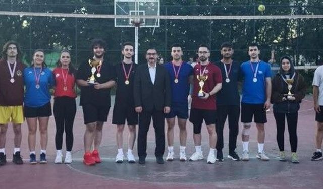 Kupalarını Müdür Buğrul’dan aldılar